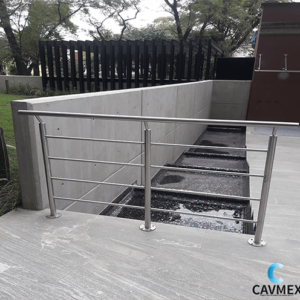 Barandal con postes de acero inoxidable